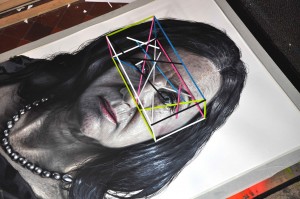 Dame mit Objekt (109x89x20cm)